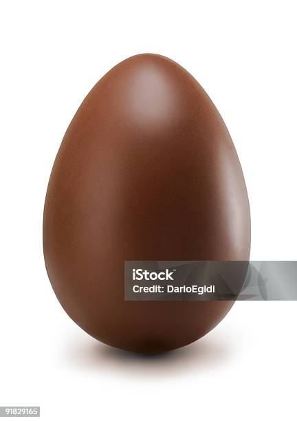 Uovo Di Cioccolato Su Sfondo Bianco - Fotografie stock e altre immagini di Uovo - Alimento di base - Uovo - Alimento di base, Cioccolato, Pasqua