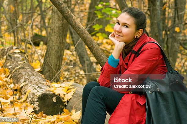 Foto de Menina Sentada Na Árvore e mais fotos de stock de Adulto - Adulto, Amarelo, Articulação humana
