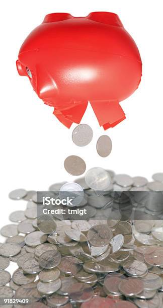 Foto de Broken Piggy Bank e mais fotos de stock de Cofre de porquinho - Cofre de porquinho, Vermelho, Finanças