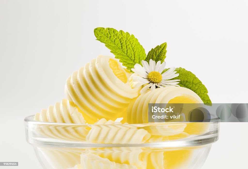 Beurre boucles dans un bol en verre - Photo de Aliment libre de droits