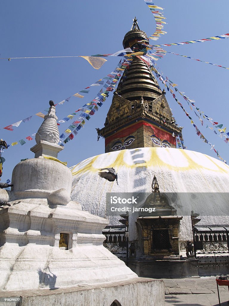 Nepalese di Swayambhunath stupa - Foto stock royalty-free di Antico - Condizione