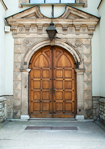 Iglesia De Madera Antigua Puertas Foto de stock y más banco de imágenes de Aire libre - Aire libre, Anticuado, Antigualla - iStock Iglesia De Madera Antigua Puertas Foto de stock y más banco de imágenes de Aire libre - Aire libre, Anticuado, Antigualla - iStock