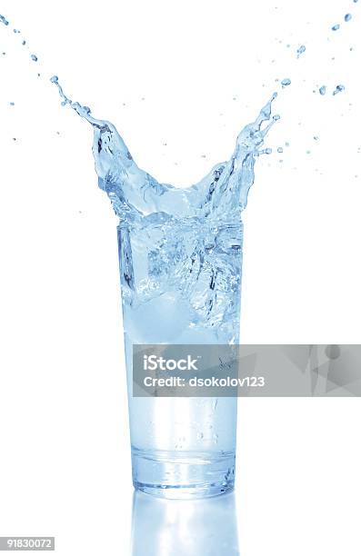 Cubos De Gelo Cair No Copo De Vidro - Fotografias de stock e mais imagens de Azul - Azul, Bebida, Bebida Alcoólica