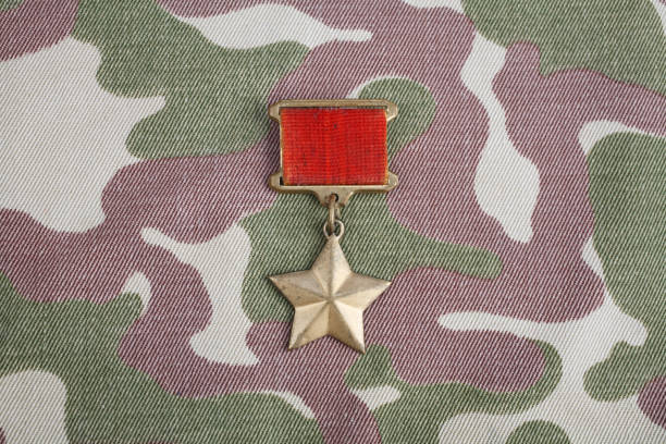 ゴールドスターメダルは、ソ連の迷彩制服でソ連のタイトル「ヒーロー」の受賞者を識別する特別な記章です - former soviet union map russia war ストックフォトと画像