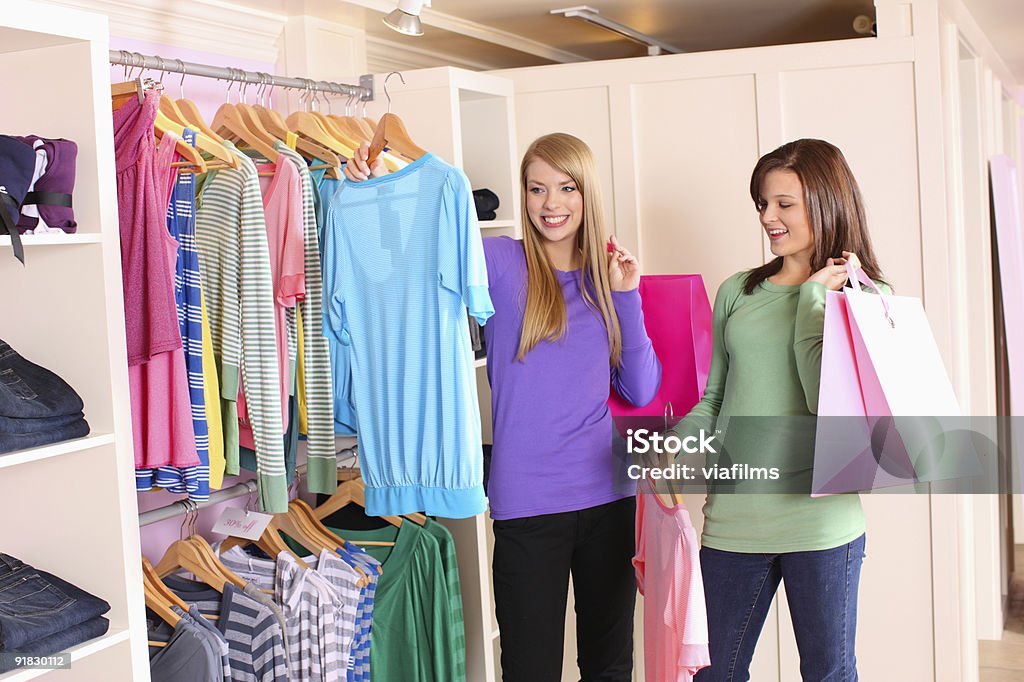 Zwei Freunde zusammen Einkaufen - Lizenzfrei Bekleidungsgeschäft Stock-Foto