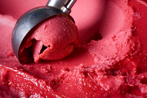 helado de rojo - scoop ice cream frozen cold fotografías e imágenes de stock