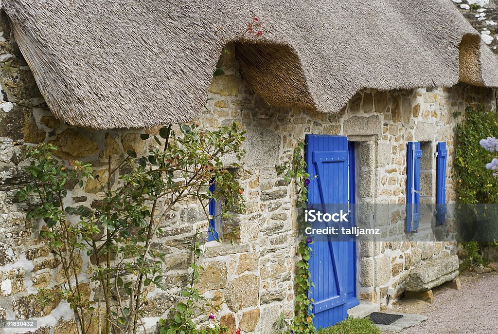 A tradicional casa com venezianas, telhado de palha na Bretanha, França - Foto de stock de Bretanha royalty-free