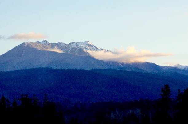 istock Fresh Snow On Klahhane Ridge In The Olympic Mountains 918311094