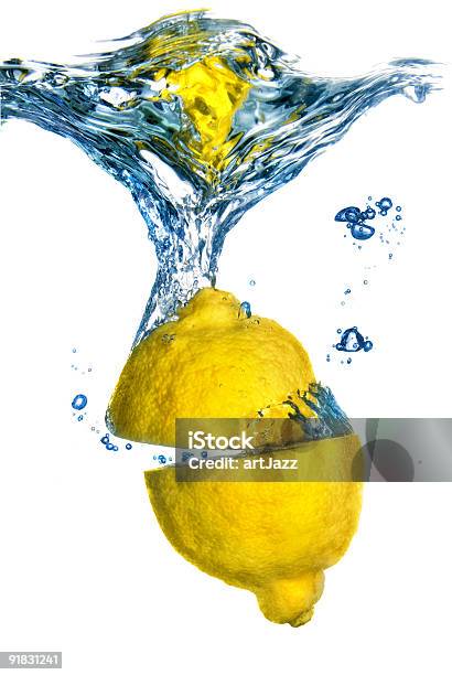 Fresca De Limão Cair Na Água Com Bolhas Isolado No Branco - Fotografias de stock e mais imagens de Alimentação Saudável