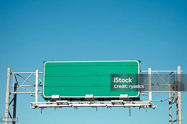 Vuoto Segno Informazioni Su Autostrada - Fotografie stock e altre immagini di Autostrada - Autostrada, Blu, Cielo