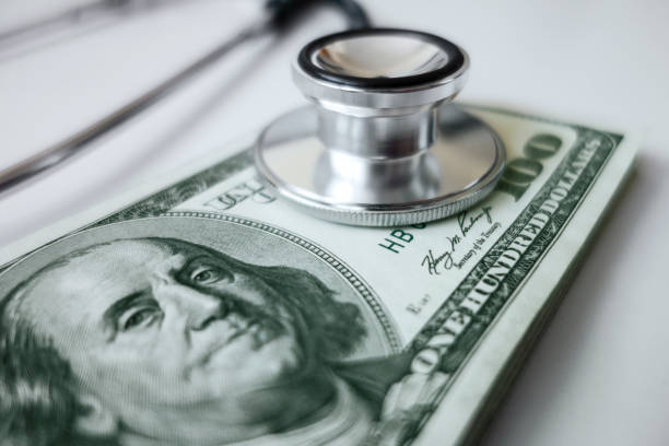 assicurazione finanziaria - currency stethoscope medicare usa foto e immagini stock