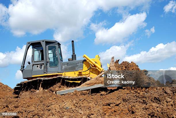 Bulldozer In Azione - Fotografie stock e altre immagini di Industria edile - Industria edile, Ambientazione esterna, Attività