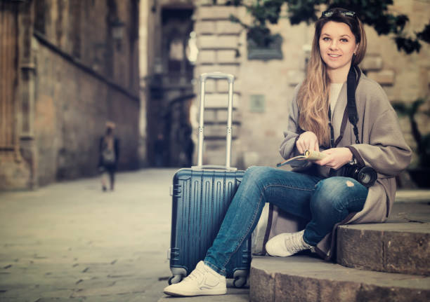 istock Girl holding brochure 918324952