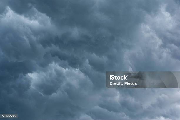 Tempestuosa Nuvens - Fotografias de stock e mais imagens de Abstrato - Abstrato, Azul, Beleza natural