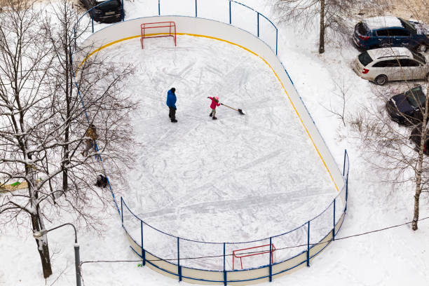 그녀의 아버지는 그녀에 눈을 유지 하는 동안 여자는 얼음 삭제는 - ice skating ice hockey child family 뉴스 사진 이미지