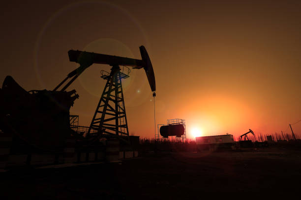 istock oil derrick  in sunset 918338620