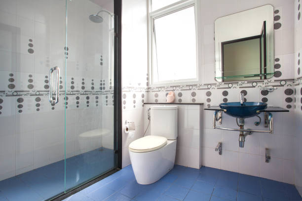 istock Luxury bathroom features basin, toilet bowl and bathtub 918342808