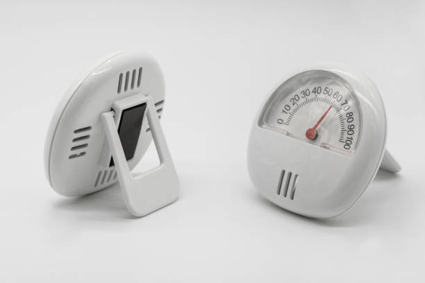 istock Analogue home thermometer and hygrometer with self-stand isolated on white background 918351928