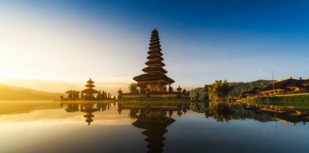 pura ulun danu bratan bali na indonésia - lake bratan area - fotografias e filmes do acervo