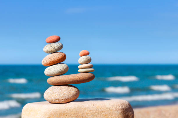 stones balance on a background of blue sky and sea - balance simplicity nature beach imagens e fotografias de stock