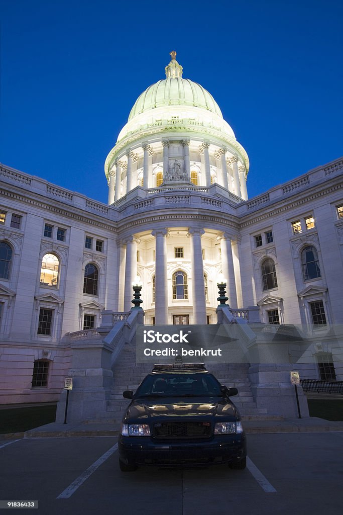 Carros de polícia em frente do Capitólio do Estado - Royalty-free Wisconsin Foto de stock