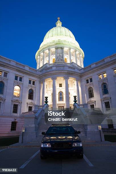 Carros De Polícia Em Frente Do Capitólio Do Estado - Fotografias de stock e mais imagens de Wisconsin - Wisconsin, Edifício do Capitólio, Edifício do Parlamento