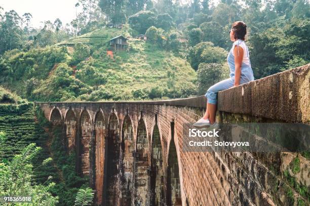 Photo libre de droit de Femme Assise Sur Le Pont Darches Neuf Demodara La Vue Plus Visitée De La Ville De Ella Au Sri Lanka banque d'images et plus d'images libres de droit de Adolescent