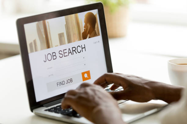 afrikanisch-amerikanischer mann suche arbeit online verwenden job suche computer app - arbeitssuche stock-fotos und bilder