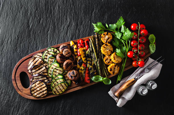 comida saludable verano. una amplia variedad de verduras a la brasa en rodajas. la guarnición perfecta para una fiesta de barbacoa grande o una celebración, fin de semana - roasted vegetable fotografías e imágenes de stock