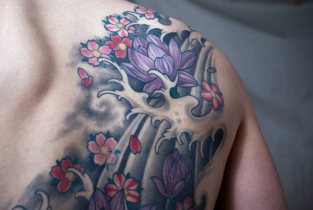 蓮の花タトゥー - tattoo women back rear view ストックフォトと画像