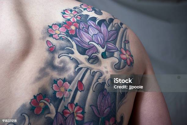 Tatuagem De Flor De Lótus - Fotografias de stock e mais imagens de Tatuagem - Tatuagem, Cultura Japonesa, Costas