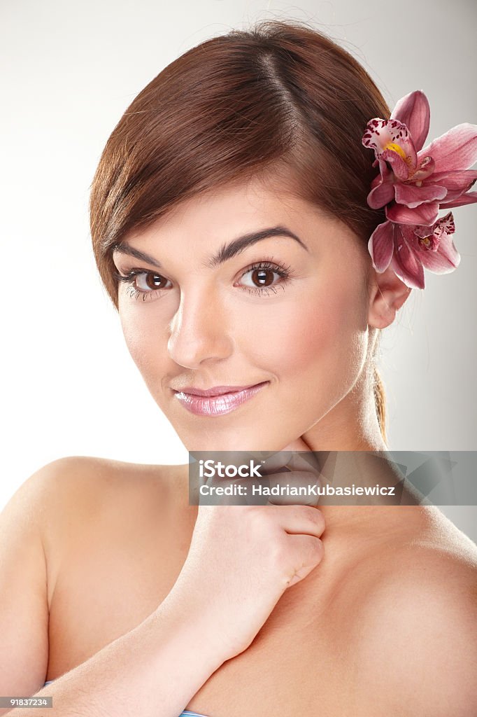 Feliz Jovem mulher com orquídea - Foto de stock de 18-19 Anos royalty-free