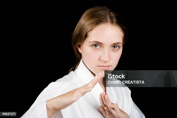Młoda Dziewczyna W Karate Pozycji Na Czarnym - zdjęcia stockowe i więcej obrazów Agresja - Agresja, Atak, Blok