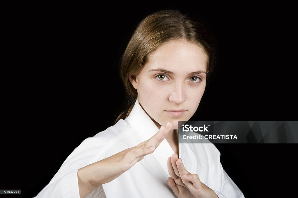 Jovem garota em uma pose em preto karate - Foto de stock de Adolescente royalty-free