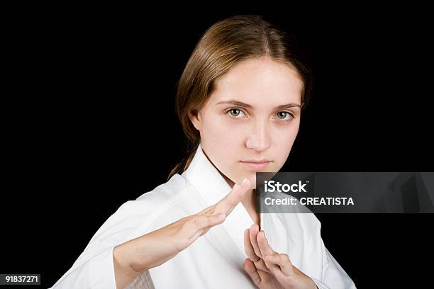 Foto de Jovem Garota Em Uma Pose Em Preto Karate e mais fotos de stock de Adolescente - Adolescente, Adolescentes Meninas, Adulto