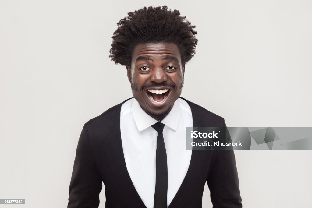 Homme d’affaires afro regardant caméra et souriant sourire à pleines de rire. - Photo de Couleur noire libre de droits