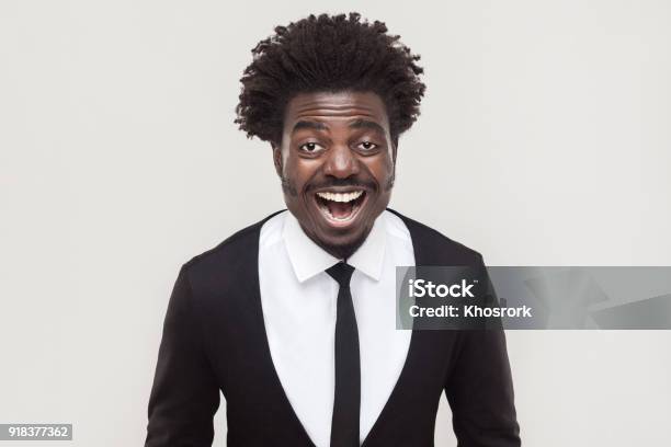 Photo libre de droit de Homme Daffaires Afro Regardant Caméra Et Souriant Sourire À Pleines De Rire banque d'images et plus d'images libres de droit de Couleur noire