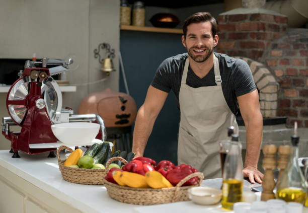istock Portrait of a happy man working at a restaurant 918377670