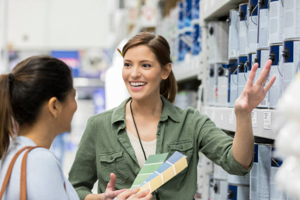 verf winkel verkoper helpende vrouwelijke klant - verkoopster stockfoto's en -beelden