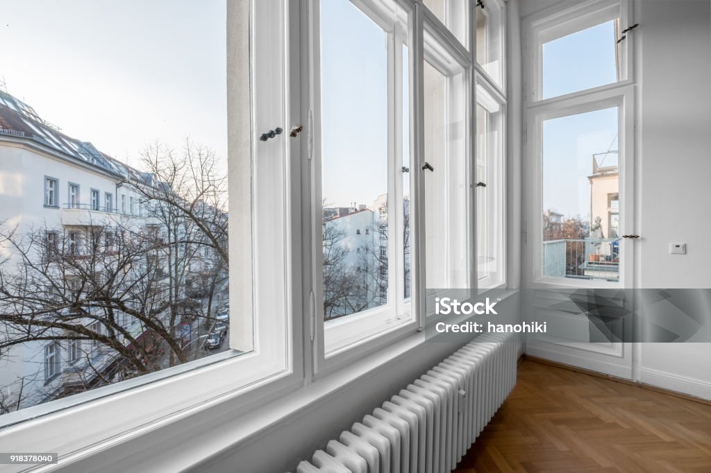 ventana antigua de madera doble windows en vez del edificio del siglo - Foto de stock de Ventana libre de derechos