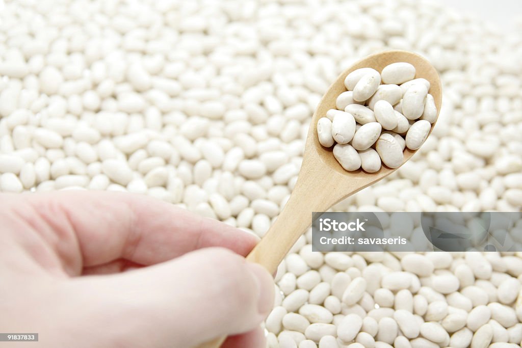 Haricot bean sobre la cuchara de madera - Foto de stock de Color - Tipo de imagen libre de derechos