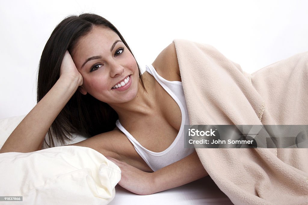 Schöne Hispanic Frau Leg dich im Bett - Lizenzfrei Attraktive Frau Stock-Foto