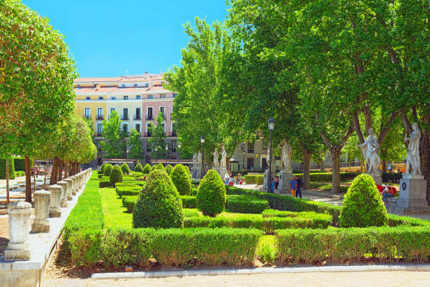 plaza de oriente, charakterystyczny, xix-wieczny plac z formalnymi ogrodami otoczonymi rzeźbami dawnych hiszpańskich monarchów. - spain architecture landscape non urban scene zdjęcia i obrazy z banku zdjęć