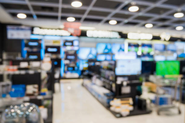 eletronic универмаг с bokeh размытый фон - electrical equipment electronics store store shopping стоковые фото и изображения