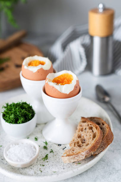 부드러운 삶은 계란과 토스트 아침 - sandwich breakfast boiled egg close up 뉴스 사진 이미지