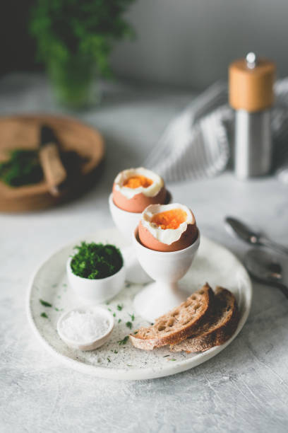 huevos hervidos suaves y pan tostado para el desayuno - soft boiled fotografías e imágenes de stock