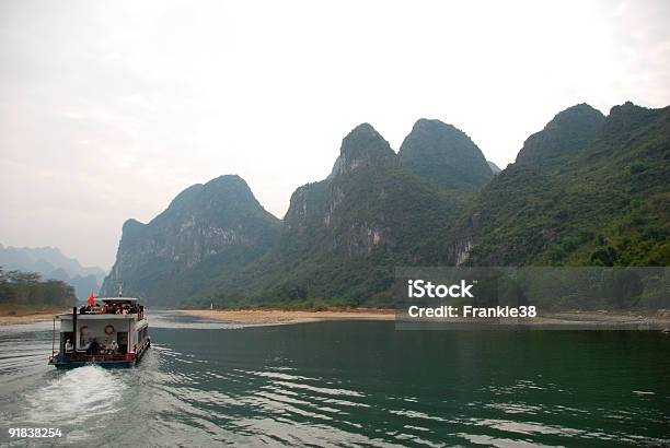 Lijiang Rio Em Guilin China - Fotografias de stock e mais imagens de Ao Ar Livre - Ao Ar Livre, China, Cordilheira - Montanha