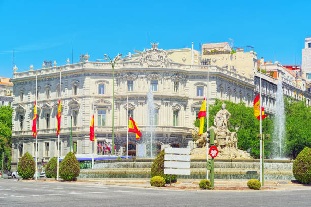 plein van cibeles (plaza cibeles) en uitzicht op house of america (palacio de linares) in het centrum van madrid, hoofdstad van spanje. - casa de america madrid stockfoto's en -beelden