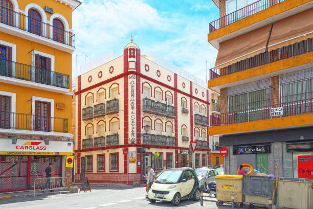 centro de la ciudad de sevilla - es la ciudad capital y más grande de la comunidad autónoma de andalucía y la provincia de sevilla, españa. - plaza de espana sevilla town square seville fotografías e imágenes de stock