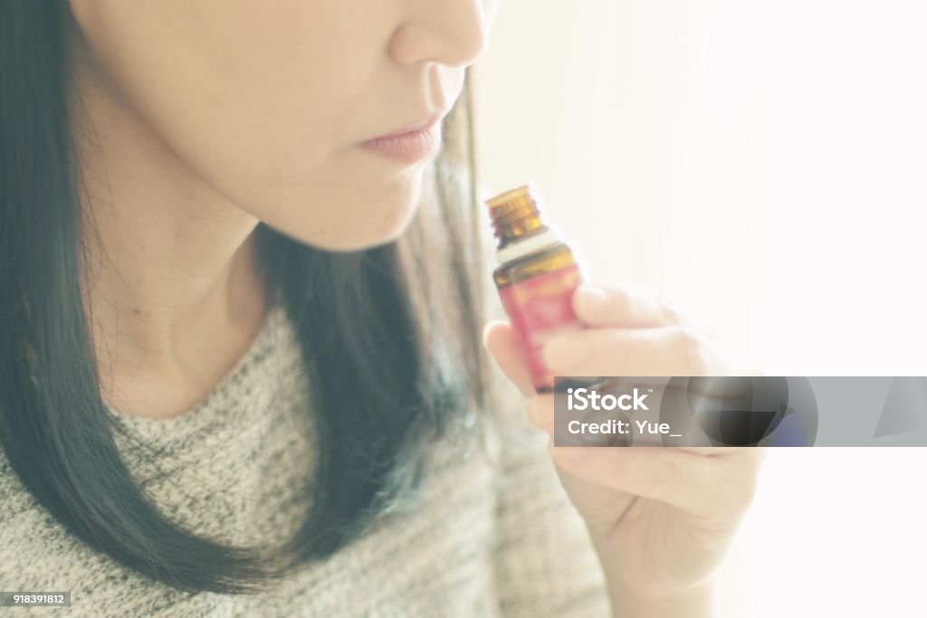 Vrouw ruiken de etherische olie - Royalty-free Geurend Stockfoto